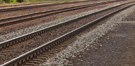 冬天鐵路維護(hù)工作者